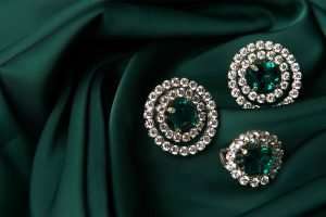 Emerald-ring-diamond-earrings-in-gold
